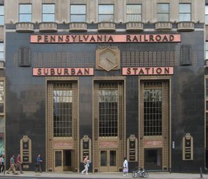 16번가와 JFK대로에 위치한 아르데코 양식의 서브어번 역(Suburban Station)