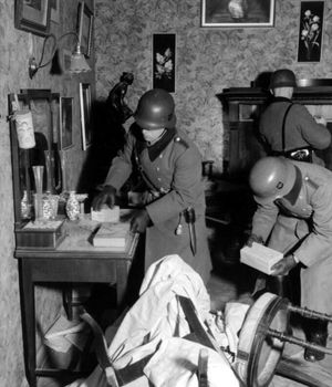 질서경찰에 의한 가택수색(1939년 11월 폴란드·바르샤바))