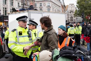 런던에서 경찰이 시위대를 체포하는 모습