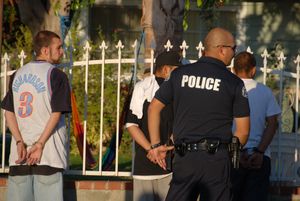 미국 로스앤젤레스에서 경찰이 갱단 용의자들을 체포하는 모습