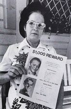 셀마 윙클, 아들들의 실종 후 데이비드 힐리게스트의 부모와 함께 배포한 현상금 포스터를 들고 있는 모습