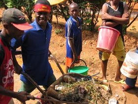 카메룬의 한 마을에서 봉사 활동으로 청소를 하고 있는 아이들