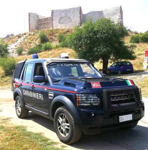 코소보에 있는 다국적 특수부대(Multinational Specialized Unit, MSU) 랜드로버 디스커버리 IV