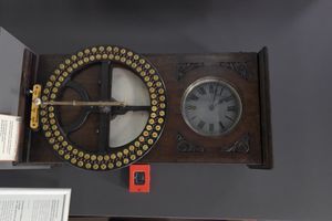 20세기 초반 근로자들의 근무 시간을 기록하는 시계 기반 장치. 불가리아 소피아의 국립폴리테크닉박물관 전시품