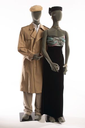 정보 요원의 의복, 장신구, 행동은 가능한 한 평범해야 한다. 그들의 목숨(그리고 다른 사람들의 목숨)이 달려 있을 수도 있기 때문이다.