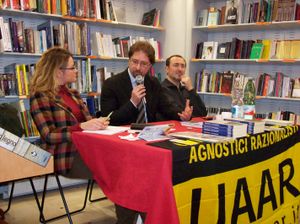 철학자 텔모 피에바니(Telmo Pievani)가 UAAR가 주최한 2012년 다윈의 날 로마 행사에서 연설하고 있다.