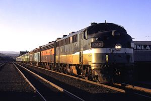 1971년 7월, 워싱턴주 야키마 근처에서 촬영된 노스 코스트 히아와사(North Coast Hiawatha) 열차. 초기 앰트랙의 "무지개 시대" 열차 편성의 한 예로, 여러 철도 회사의 색상으로 도색된 장비들로 구성되어 있다.