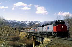 1975년 샌프란시스코 제퍼(San Francisco Zephyr) 열차와 함께 촬영된 앰트랙 EMD SDP40F 기관차. 1970년대 중반까지 앰트랙 장비는 자체적인 특징을 갖추기 시작했다.