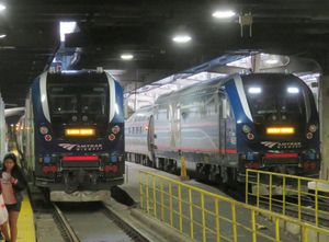 2018년 시카고 유니온 역에 정차한 일리노이 제퍼(왼쪽)와 링컨 서비스 열차