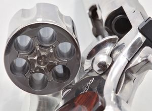 리볼버의 스윙 아웃 실린더 예시