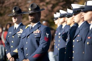 8주간의 기초군사훈련 중 하루 동안 훈련소를 벗어나 아링턴 국립묘지를 방문한 신병들.