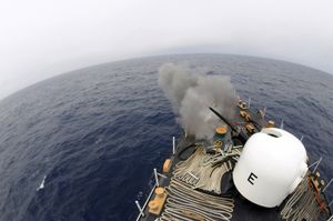 미국 해안경비대 절단기 레가레(WMEC-912)에서 승무원들이 함선의 MK-75 76mm 함포를 발사하는 모습