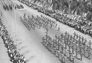 포르투갈군이 1961년부터 1974년까지 포르투갈 식민 전쟁 기간 동안 루안다에서 행진하는 모습.