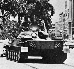 쿠바군 PT-76 탱크가 1976년 앙골라 루안다 거리를 지나가고 있다.