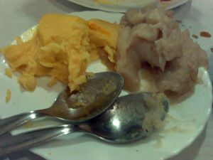 옥수수(왼쪽)와 카사바 푼지(오른쪽), 앙골라의 전형적인 반찬