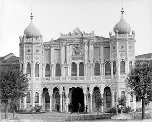 1921년 탁심 경기장으로 개조된 할릴 파샤 포병 병영(1806년)의 오리엔탈리즘 양식으로 설계된 주요 입구