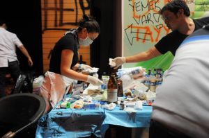 탁심 광장에서 자원봉사자가 의료 지원을 하고 있습니다.