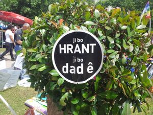 게지 공원의 쿠르드어 시위 배너. 흐란트 딩크를 위한 정의라고 적혀 있다.(Ji Bo Hrant, Ji Bo Dade ê)