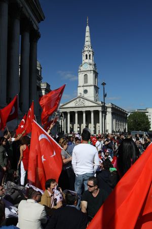 6월 8일, 런던 트리팔가 광장의 시위대.
