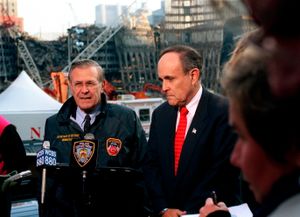 럼즈펠드와 뉴욕 시장 루디 줄리아니가 2001년 11월 14일 로어 맨해튼의 세계 무역 센터 폭격 현장에서 연설하고 있다.