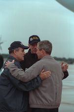 조지 W. 부시 대통령과 조지 퍼타키 뉴욕 주지사와 함께 한 줄리아니