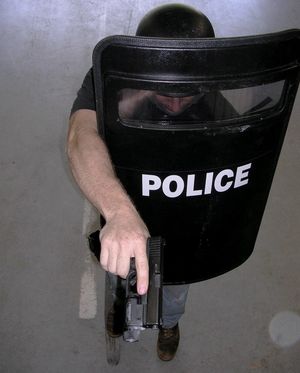 방탄 방패. NIJ 레벨 IIIA 등급으로 권총탄을 방어할 수 있다.