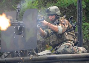 미국 해군 특수전투단 요원(SWCC)이 총기 방패가 장착된 미니건을 발사하는 모습. 차량이나 진지에 설치되는 총기에도 방탄용 방패가 부착되기도 한다.