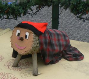 2010-2011년 크리스마스 시즌 바르셀로나 플라사 산트 자우메(Plaça Sant Jaume)에 전시된 티오