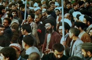 이란 혁명 당시 마슈하드에서의 항의 시위에 참여한 하메네이