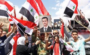 미국 미사일 공격 후 다마스쿠스에서 친정부 시리아인 시위, 바샤르 알 아사드, 아야톨라 호메이니, 하메네이 초상화, 2018년 4월