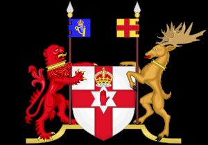 북아일랜드 정부의 문장 (1924–1974). 스코틀랜드 사자와 아일랜드 고라니가 방패를 양쪽에 배치.