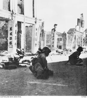 말레이 작전의 최종 단계에서 싱가포르를 정복하기 위해 조호르바루 거리에 웅크리고 있는 일본군. (1942년 1월 31일 촬영)