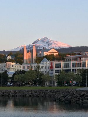 아쿠레이리(Akureyri)는 수도권(Capital Region)을 제외한 아이슬란드에서 가장 큰 도시이다. 대부분의 시골 마을은 수산업을 기반으로 하며, 이는 아이슬란드 수출의 40%를 차지한다.