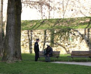 경찰관과 이야기하는 노숙자