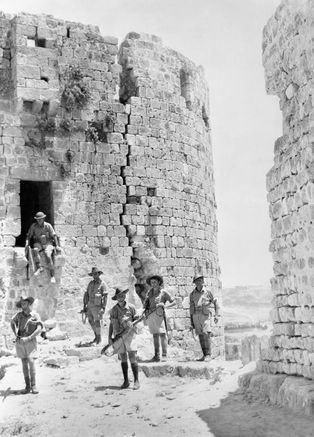 1941년 7월, 레바논 [[시돈 해안 성]] 폐허 속의 오스트레일리아군