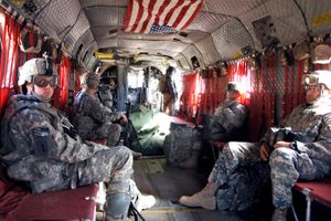2008년 11월, 치누크 내부에 탑승한 미 육군 병사들