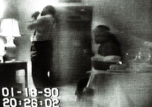 워싱턴 D.C. 시장 매리언 배리가 FBI와 워싱턴 D.C. 경찰의 함정 수사 중 감시 카메라에 크랙 코카인을 피우는 모습이 포착되었다.