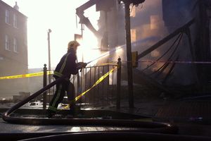 토트넘에서 최초 폭동 이후 소방관이 화재를 진압하는 모습