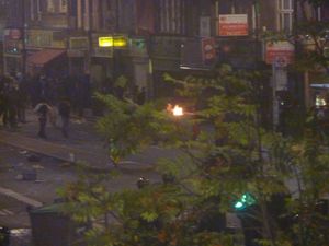 2011년 8월 6일 저녁 경찰과 대치하는 폭도들