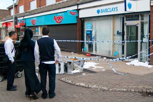 월섬스토우의 은행 직원들이 새벽에 발생한 파괴를 지켜보고 있다.