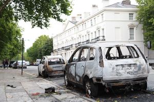 리버풀의 불탄 차량