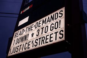 2021년 5월 18일, 조지 플로이드 광장의 시위 표지판