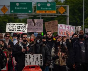 2020년 6월 9일 오레곤주 유진(Eugene, Oregon)에서 시위하는 사람들