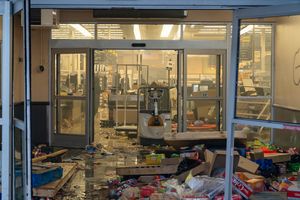 미니애폴리스에서 약탈 피해를 당한 미국 슈퍼마켓