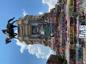 2020년 7월 1일, 버지니아주 리치먼드에 있는 로버트 E. 리 기념비 훼손. 리는 남부 연합 장군이었다.