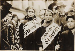 초콜릿 노예제 종식 기구는 보이콧과 시위가 코코아 생산 과정에서 아동 노동을 종식시키는 효과적인 방법이라고 말합니다.