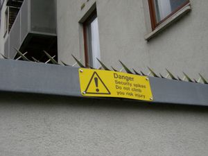 런던 동부의 게이트 커뮤니티 담벼락에 설치된 침입 방지 장치