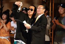 한양대학교 김종량 10대 총장이 제11회 한양가요제에서 수상자 신의수(전자전기컴퓨터 03, 현 NHK WORLD 아나운서)와 함께 사진을 촬영하고 있다