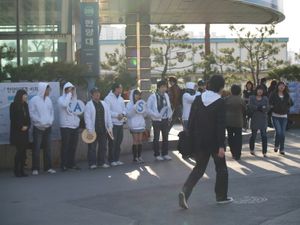 유세중인 총학생회 후보 및 선거운동본부