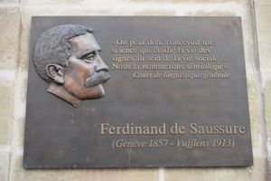 스위스 언어학자 페르디낭 드 소쉬르(Ferdinand de Saussure)는 기호학의 창시자로 여겨진다.